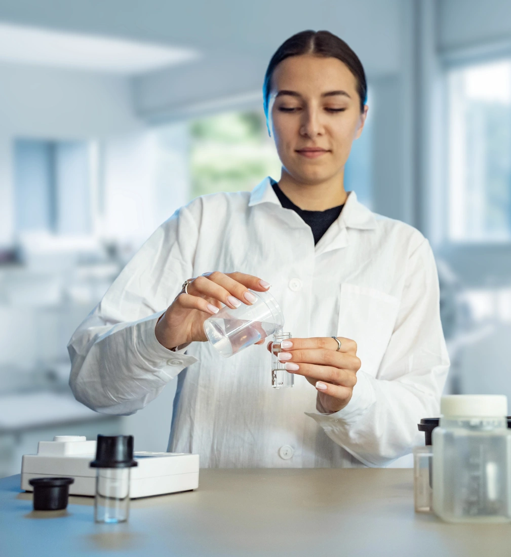 Specjalistka Bluecare wykonuje akredytowane badania wody.