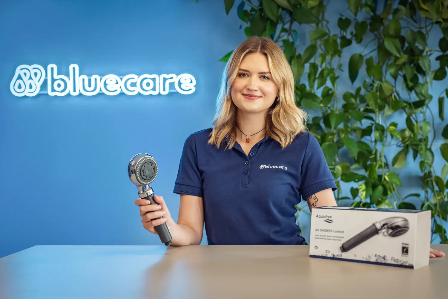 Specjalistka z firmy Bluecare prezentująca słuchawkę z filtrami antybakteryjnymi.