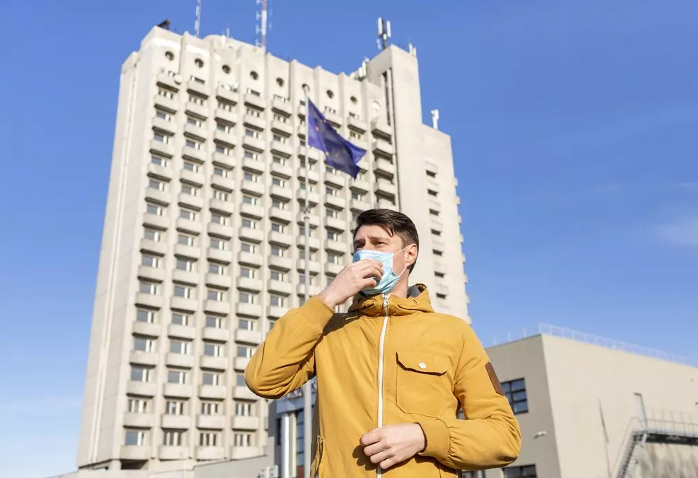 Człowiek kaszlący przez syndrom chorego budynku.