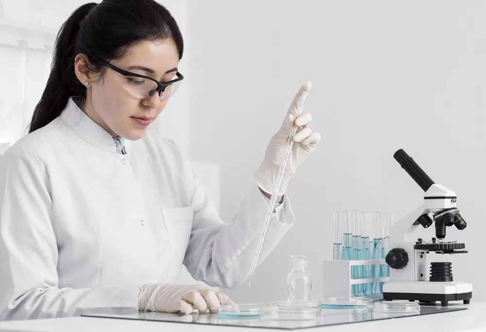Kobieta w laboratorium wykonująca badanie wody pod kątem Legionelli