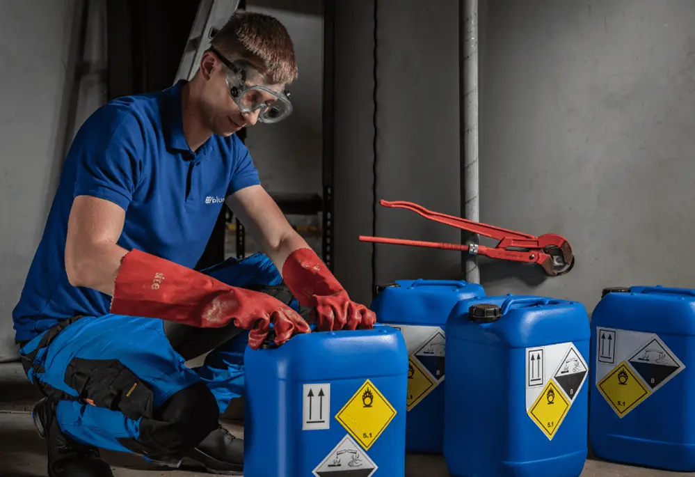 Technik przeprowadzający dezynfekcję chemiczną za pomocą preparatów chemicznych.