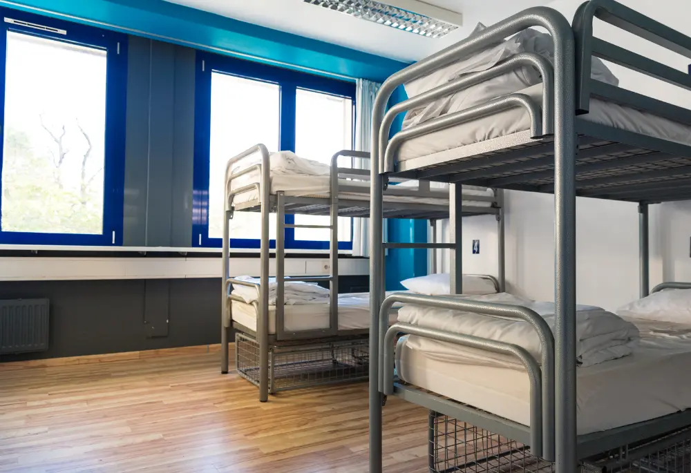 Pokój w hostelu, internacie lub innym budynku zamieszkania zbiorowego.