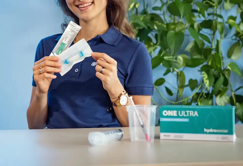 Pracowniczka Bluecare prezentująca szybki test kasetkowy na Legionellę.