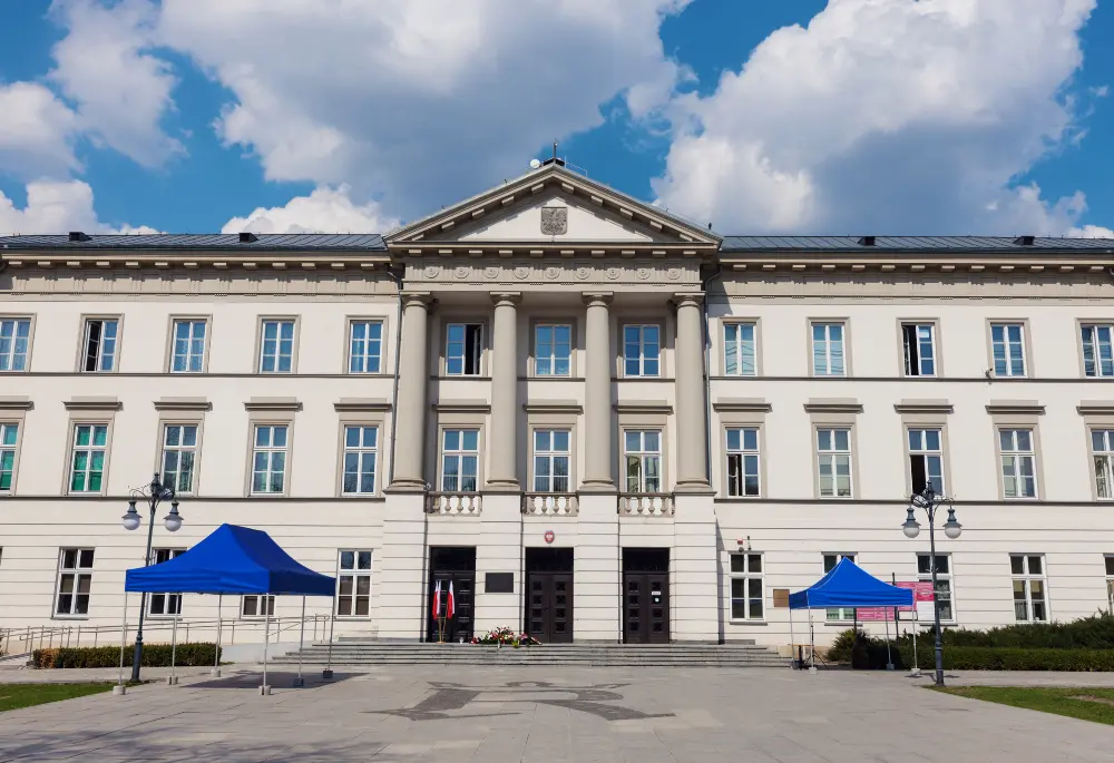 Urząd gminy - jego zadaniem jest pilnowanie regulacji dotyczących jakości wody