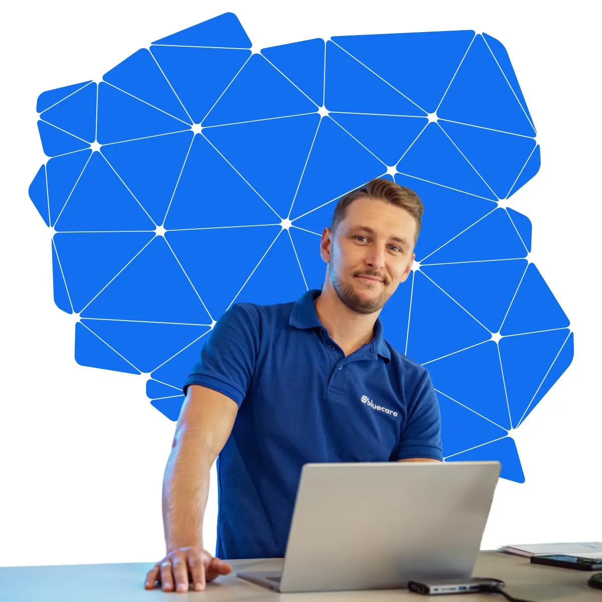 Specjalista Bluecare przed mapą Polski, gotowy do świadczenia usług czyszczenia i dezynfekcji instalacji wodnych.