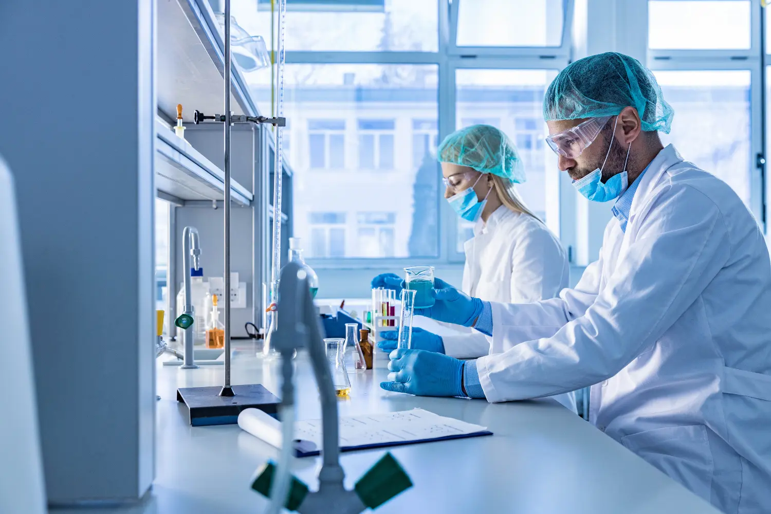 Laboranci w laboratorium wykonujący akredytowane badanie wody na obecność Legionella