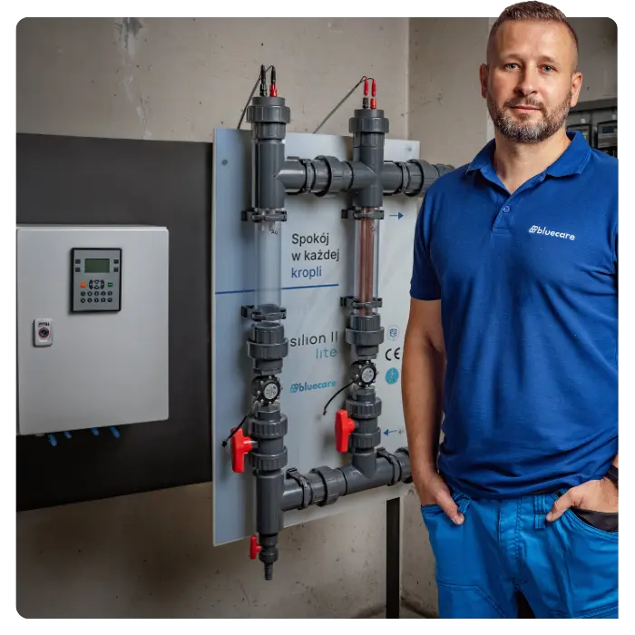 Ekspert prezentujący generator jonów srebra i miedzi Silion LITE do dezynfekcji wody Legionella.