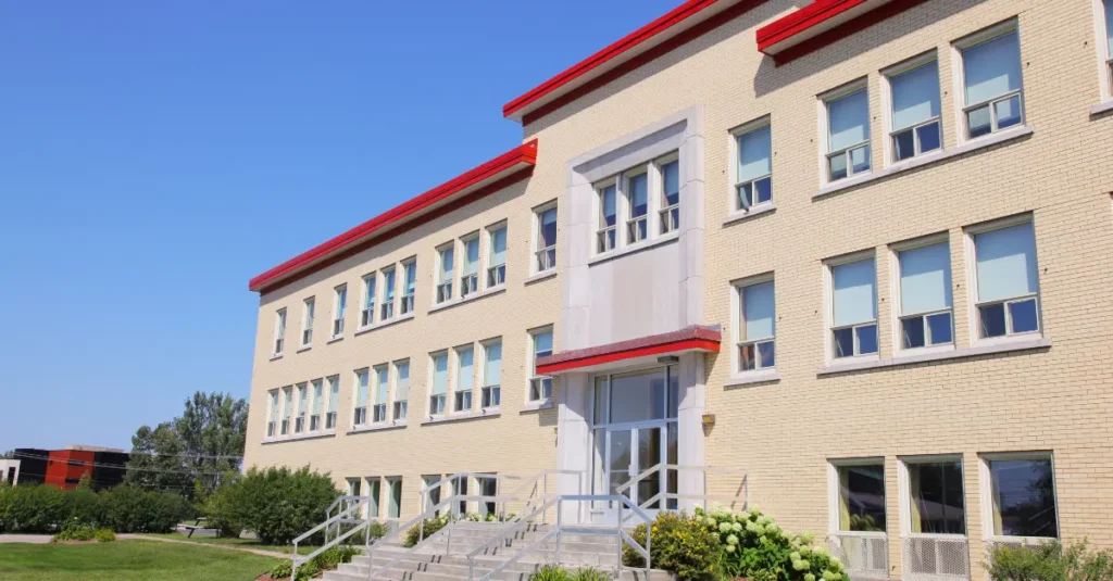 Budynek szkoły z ryzykiem występowania bakterii legionella w instalacji wodnej